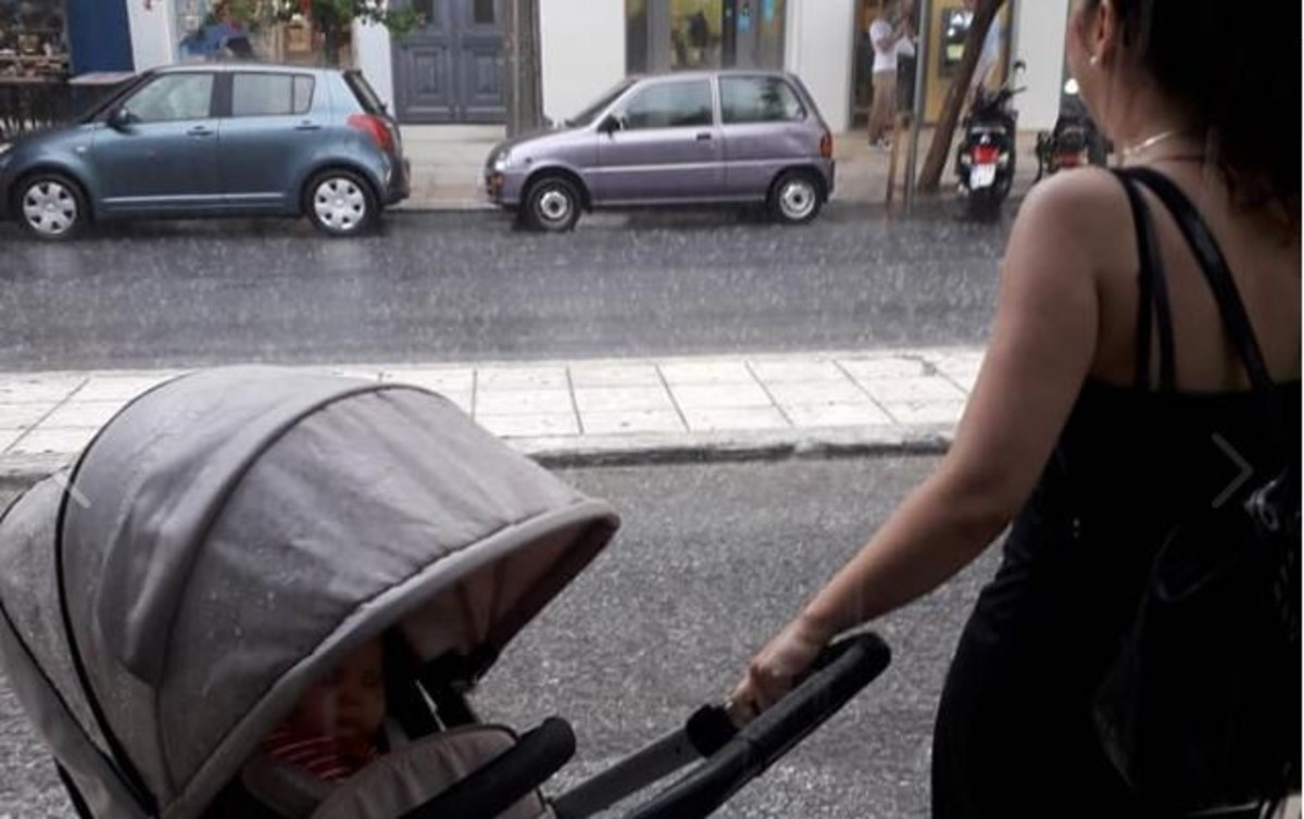 Ταξί της ντροπής – Επέλεγαν τουρίστες αφήνοντας στη βροχή μητέρα με μωρό [pics]