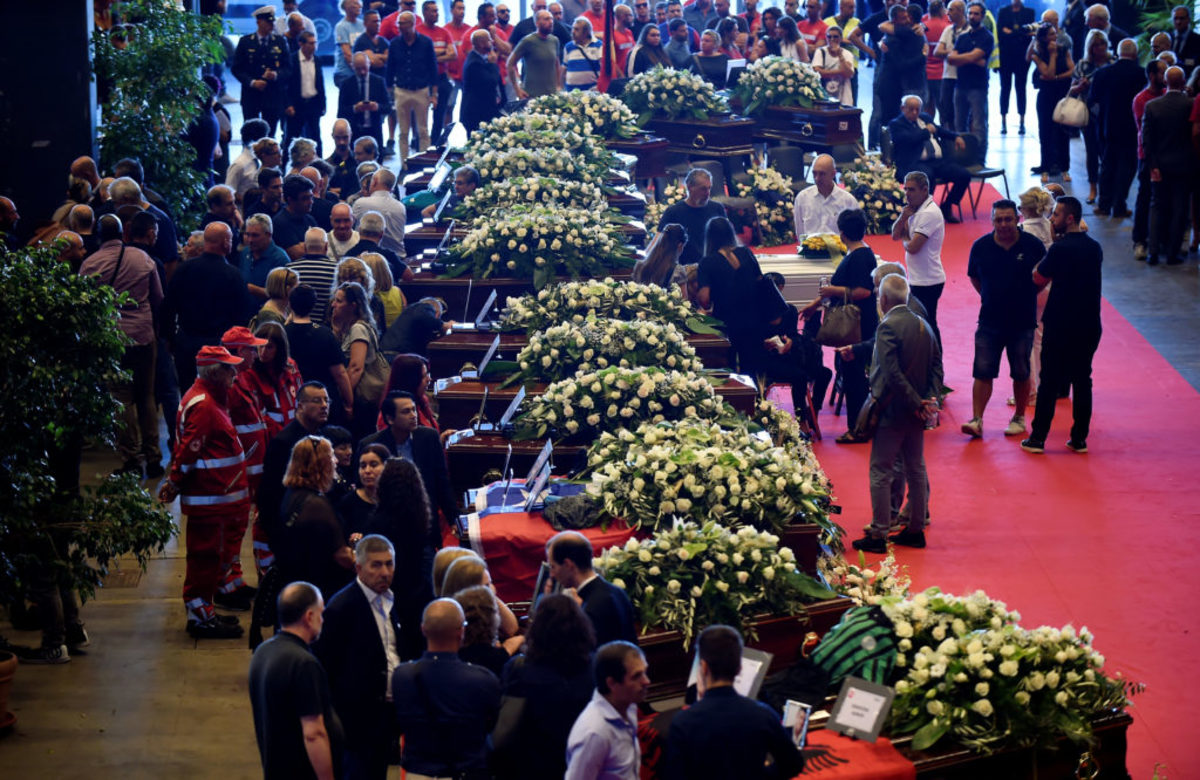 Γένοβα: Θρήνος στις κηδείες των θυμάτων – Πυροσβέστες αποτίουν φόρο τιμής [pics]