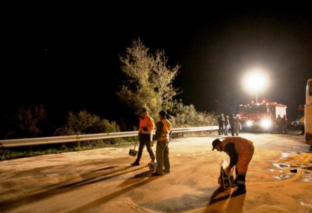 Χωρίς ρεύμα τα Βραχνέικα – Νταλίκα έπεσε σε κολόνα της ΔΕΗ