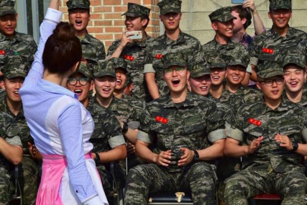 Καλλίγραμμες καλλονές σε απίστευτο show “ανύψωσης ηθικού” για τον στρατό της Νοτίου Κορέας! [vids]
