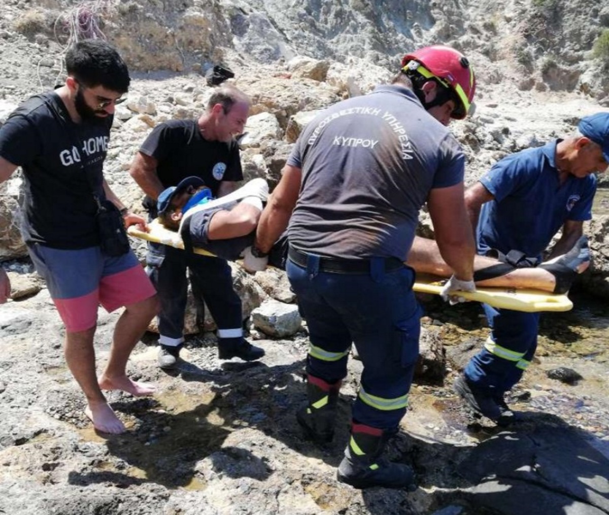 Δραματική διάσωση νεαρού – Έπεσε με μοτοσικλέτα σε γκρεμό 30 μέτρων [pics]