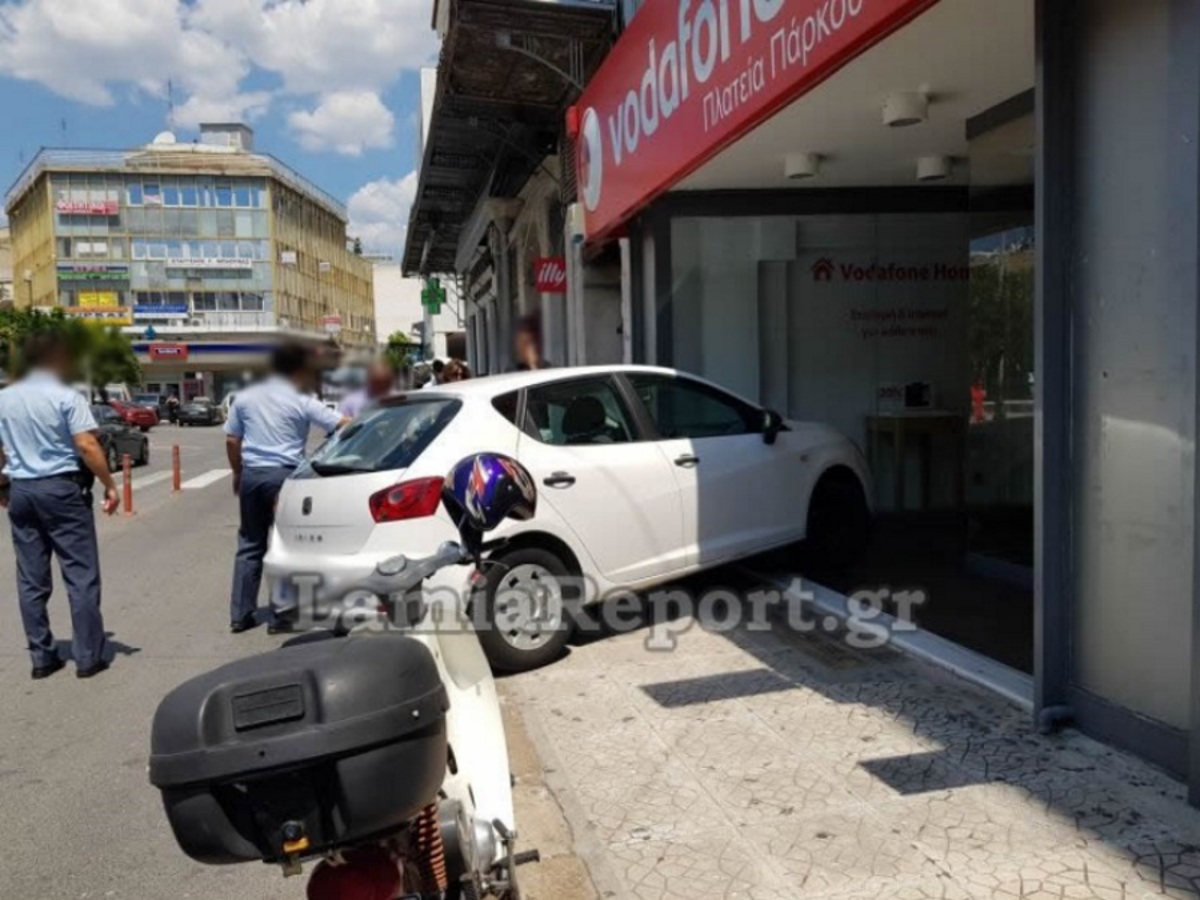 Θα μοιάζει με τρακάρισμα, αλλά θα είναι… παρκάρισμα! Το “άραξε” σε μαγαζί στην Λαμία [pics]