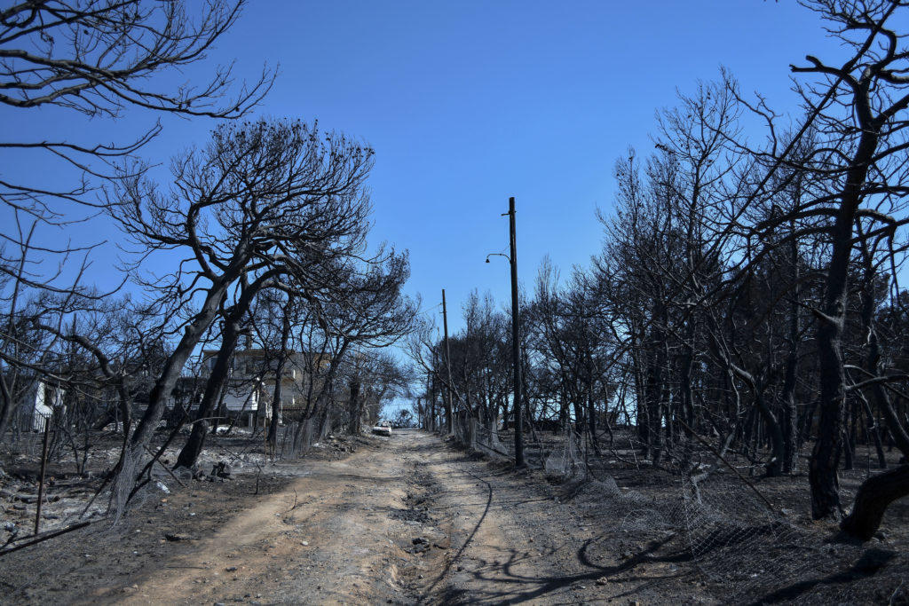 Μάτι: Εξάωρη αυτοψία των εισαγγελέων – Ζήτησαν τις τηλεφωνικές επικοινωνίες των εμπλεκομένων – Πού στρέφονται οι έρευνες