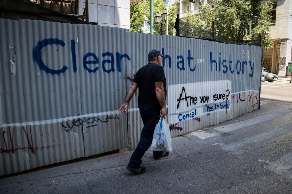 Le Monde: Δεν έχει έρθει ακόμα στην Ελλάδα το τέλος της λιτότητας