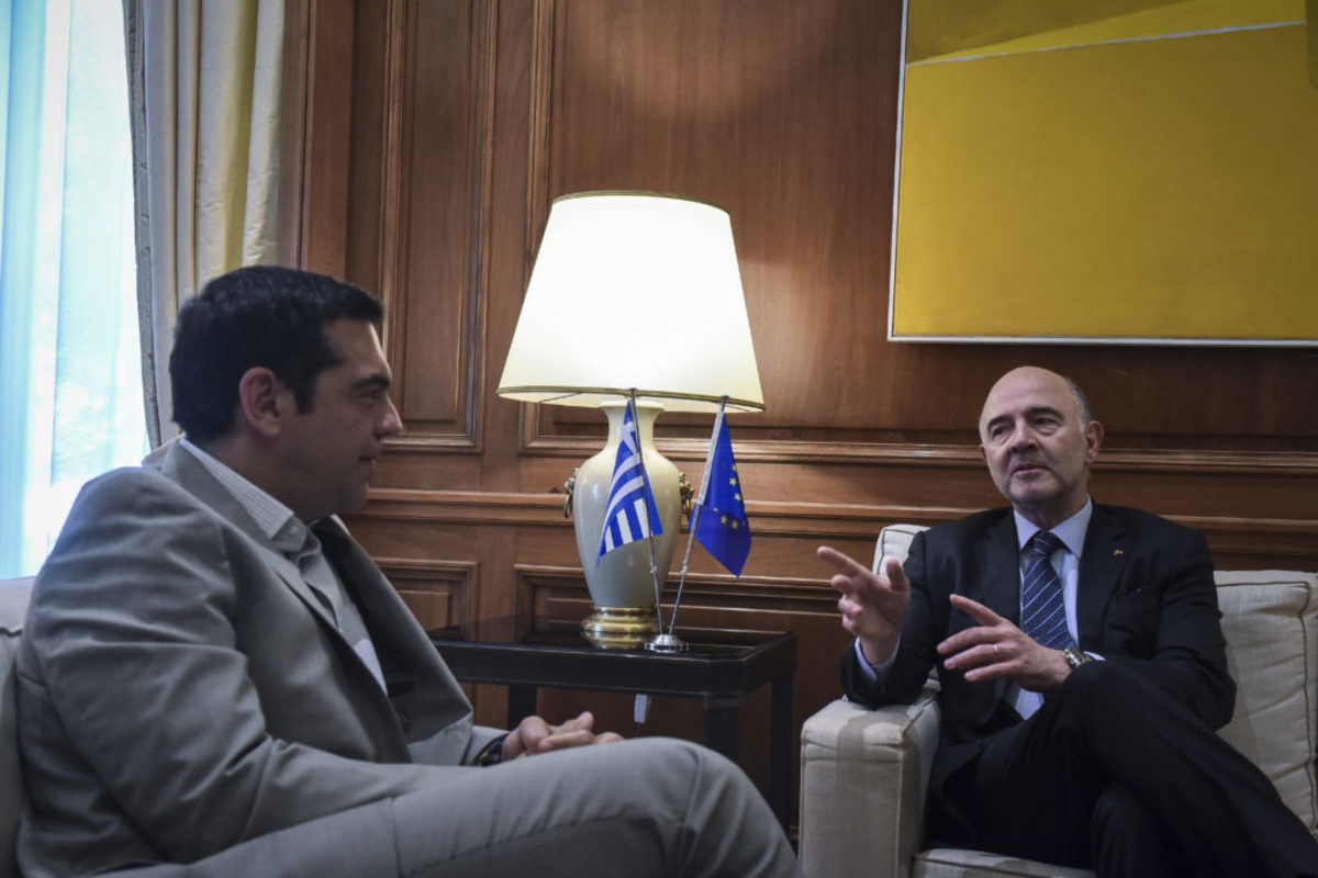 Ο Μοσκοβισί “προσγειώνει” την ελληνική κυβέρνηση και “καρφώνει” Eurogroup για δημοκρατία και διαφάνεια