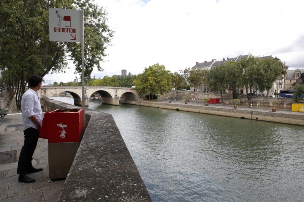 Σάλος στο Παρίσι για τα.. δημόσια ουρητήρια κοντά σε τουριστικά αξιοθέατα
