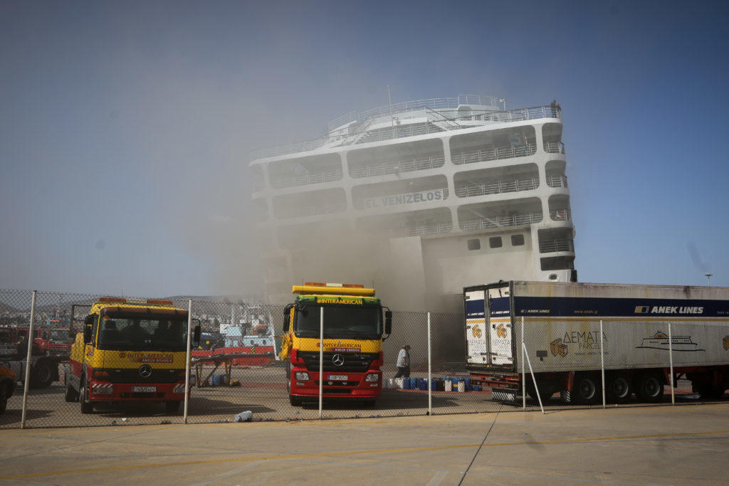 Ελευθέριος Βενιζέλος: Κίνδυνος ακόμη και να βουλιάξει – Καίει ακόμα η φωτιά