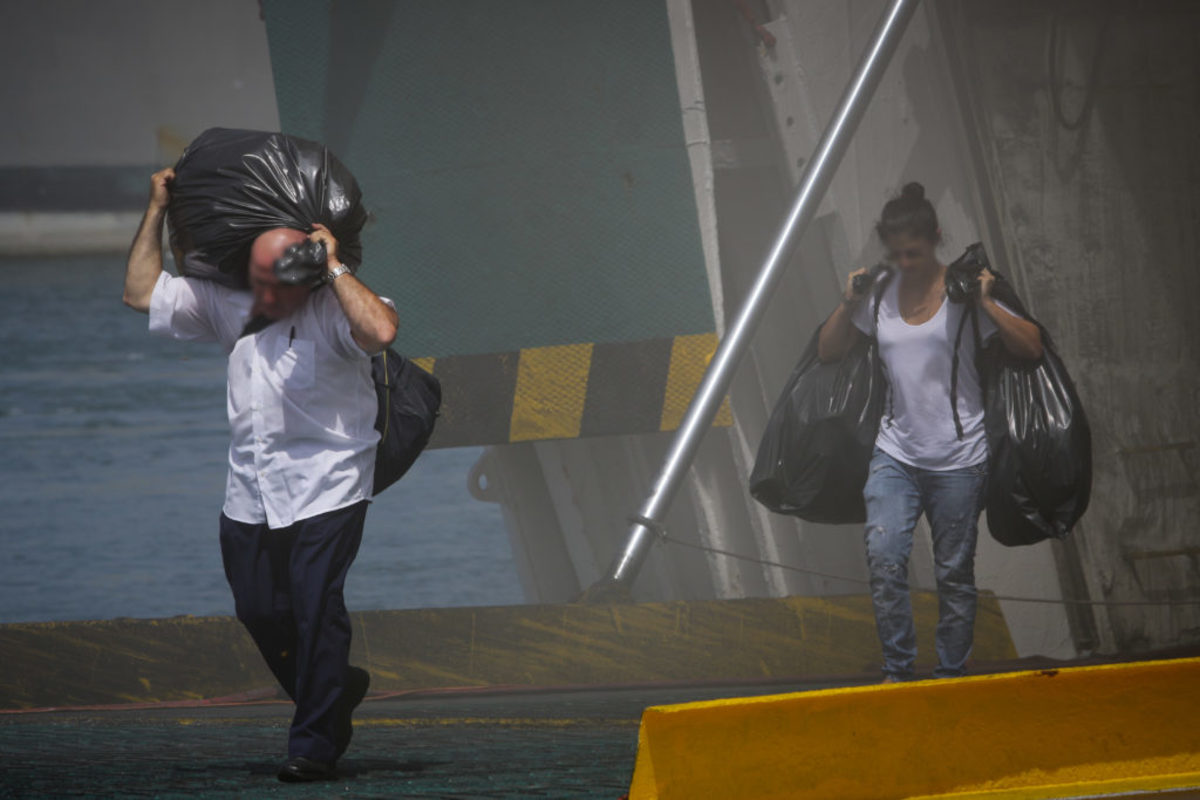 Ελευθέριος Βενιζέλος: Αδειάζει σιγά – σιγά το πλοίο – Συνεχίζεται η επιχείρηση κατάσβεσης