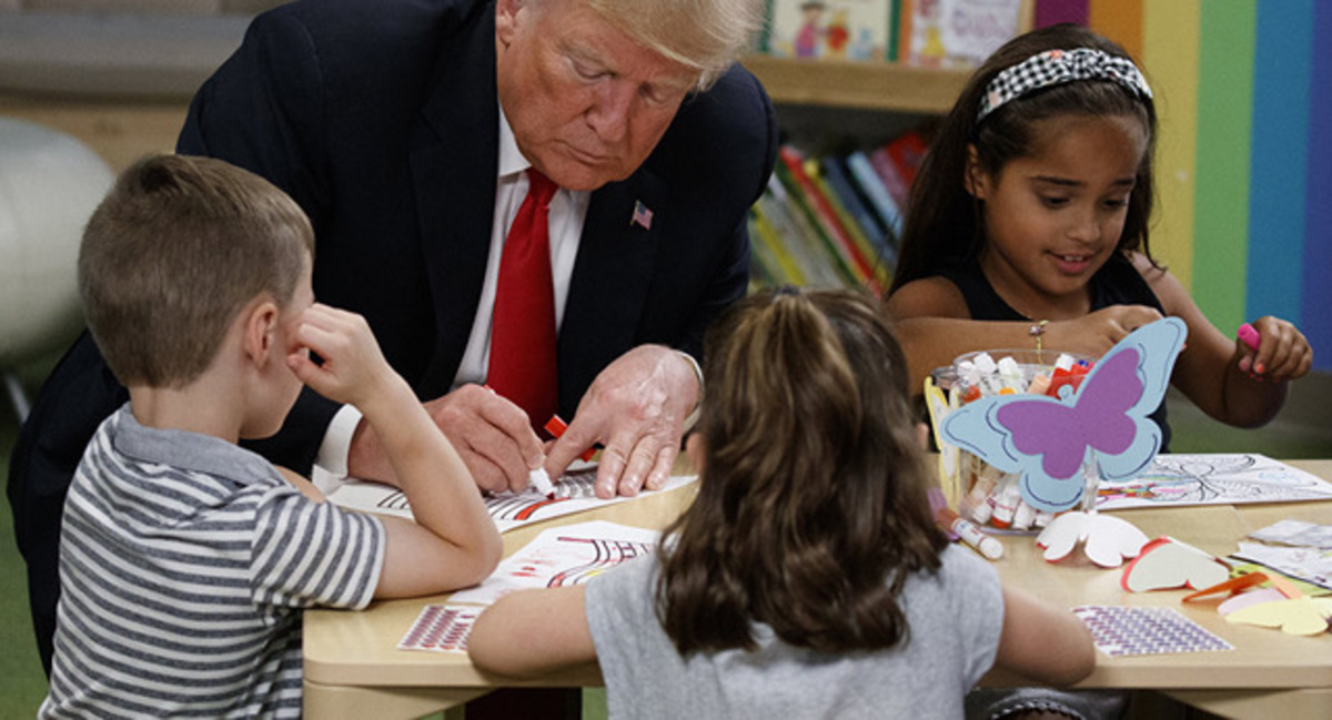 Το Twitter άλλαξε τα φώτα στον Τραμπ με επικό τρολάρισμα