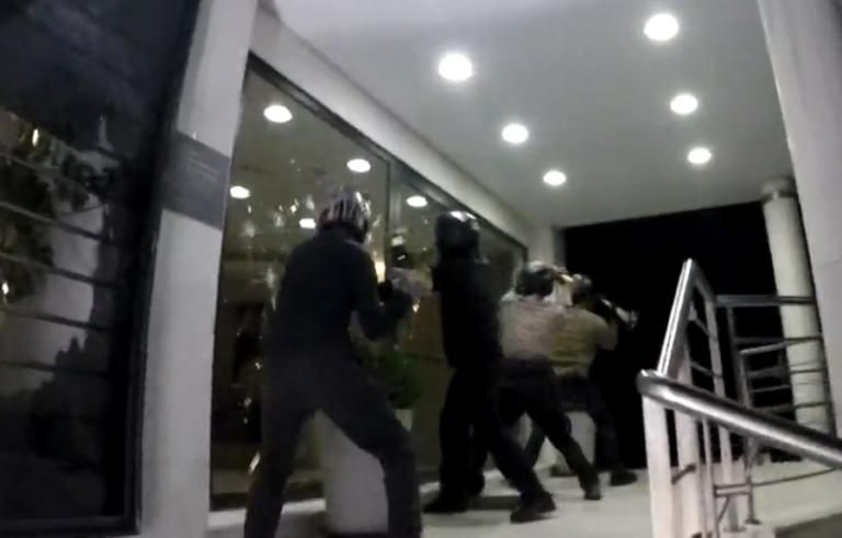 Πανικός τα ξημερώματα! Βίντεο από την επίθεση Ρουβίκωνα στα γραφεία του ομίλου Μυτιληναίος!