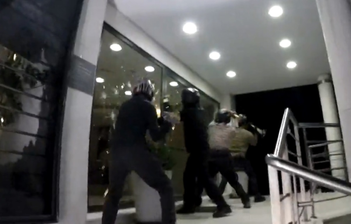 Ρουβίκωνας: Επίθεση στα γραφεία του ομίλου Μυτιληναίος