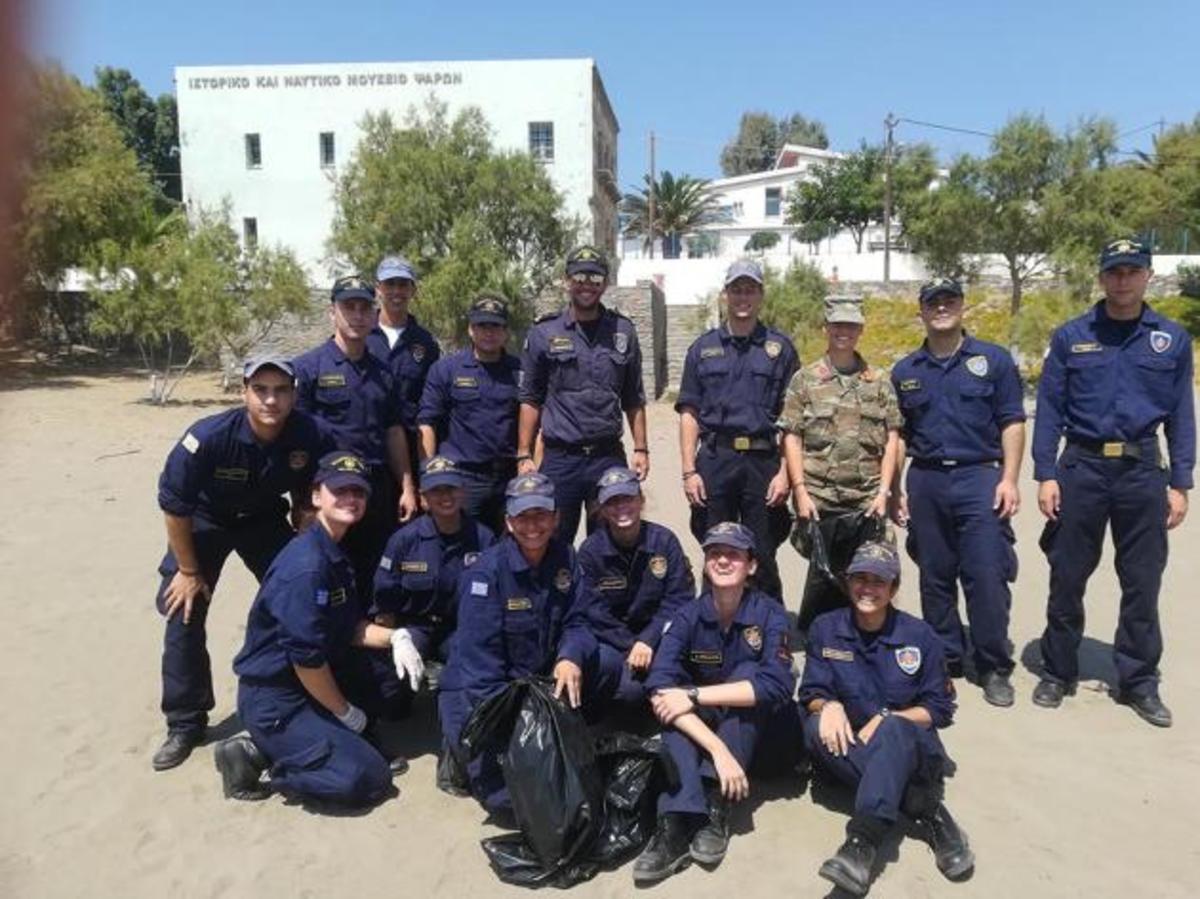 ΓΕΝ: Σπουδαστές της ΣΜΥΝ καθάρισαν τις ακτές των Ψαρών! [pics]