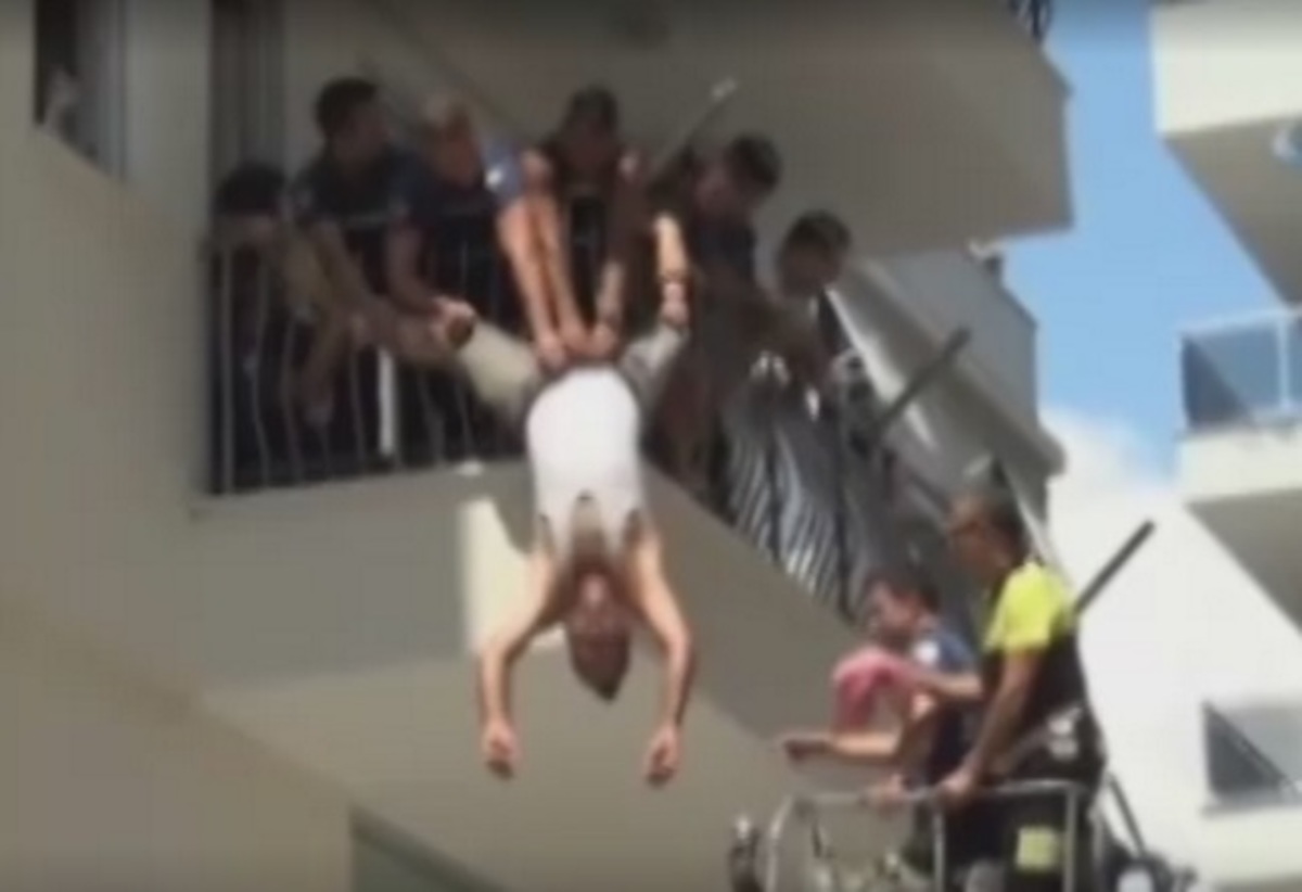 Τον έπιασαν από τη ζώνη και του έσωσαν τη ζωή – Απίστευτη διάσωση σε μπαλκόνι σπιτιού!