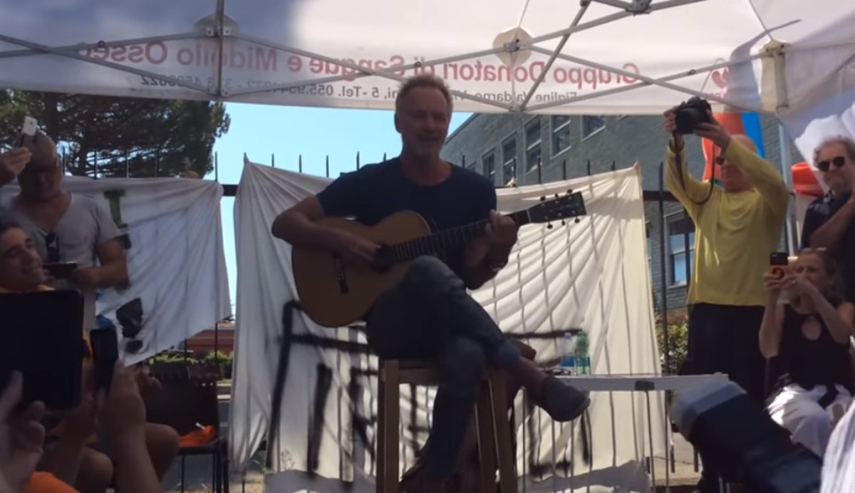 Στο πλευρό των απεργών της Bakaert ο Sting με όπλο… την κιθάρα του – video