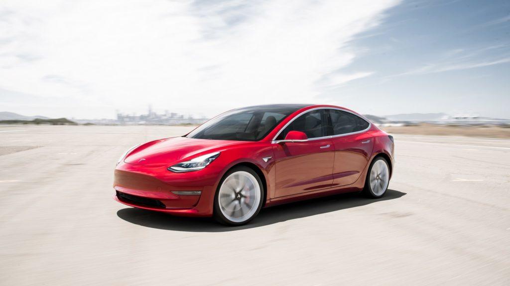 Η Tesla ετοιμάζει και μικρότερο ηλεκτρικό μοντέλο