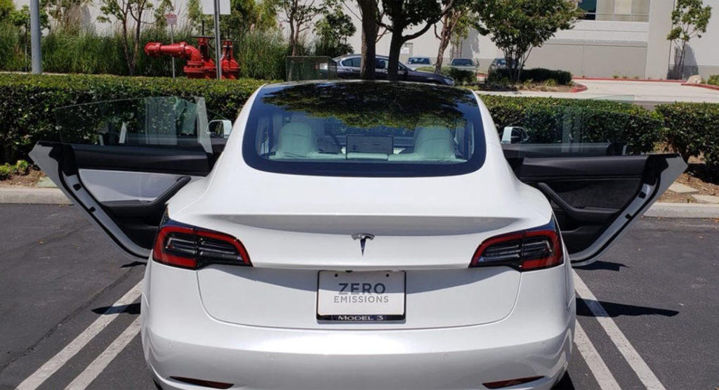 Η Tesla στέλνει αυτοκίνητα στο διάστημα αλλά δεν μπορεί να βάλει τέσσερις ίδιες ταπετσαρίες στο Model 3!