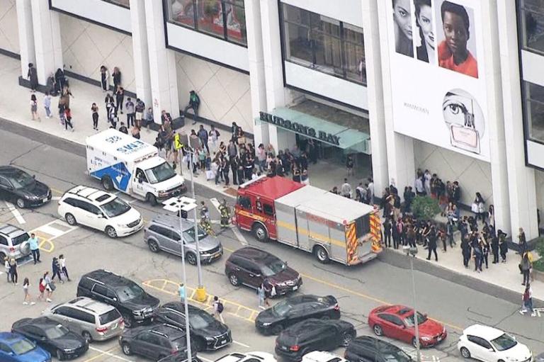 Πυροβολισμοί σε εμπορικό κέντρο στο Τορόντο – Εκκενώνεται το κτίριο [pics]