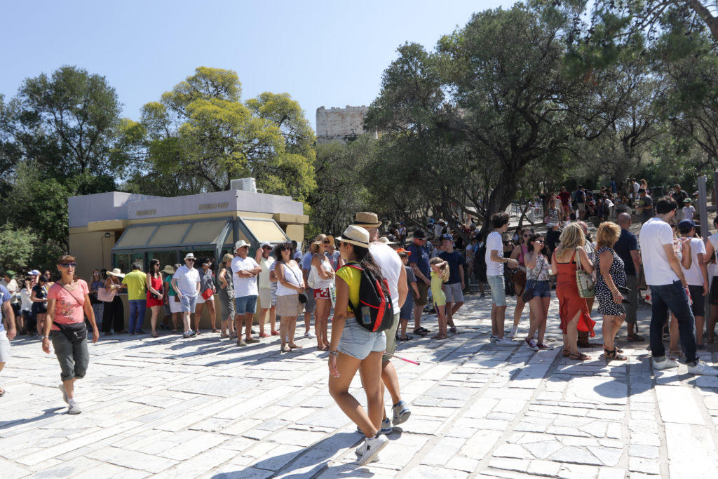 Πετάει ο τουρισμός! Φοβίζει, όμως, η αλματώδης αύξηση των εισαγωγών