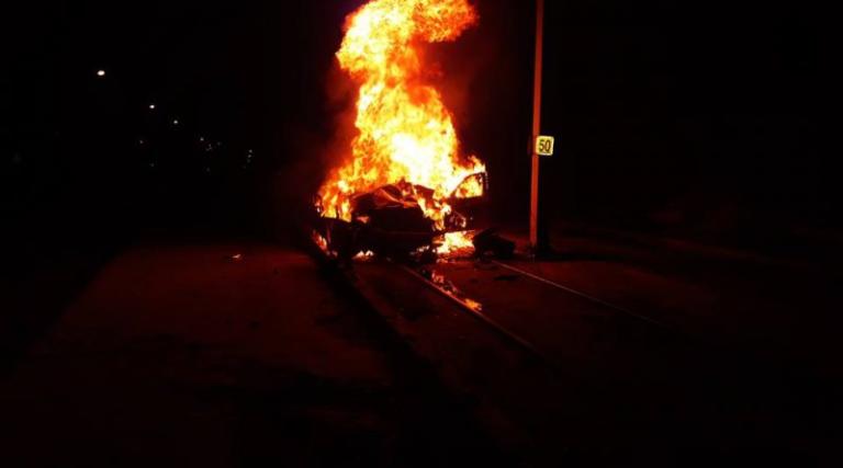 Τρομακτικό τροχαίο στη Βούλα: Πολυτελές αυτοκίνητο καρφώθηκε σε κολόνα και κατακάηκε - video