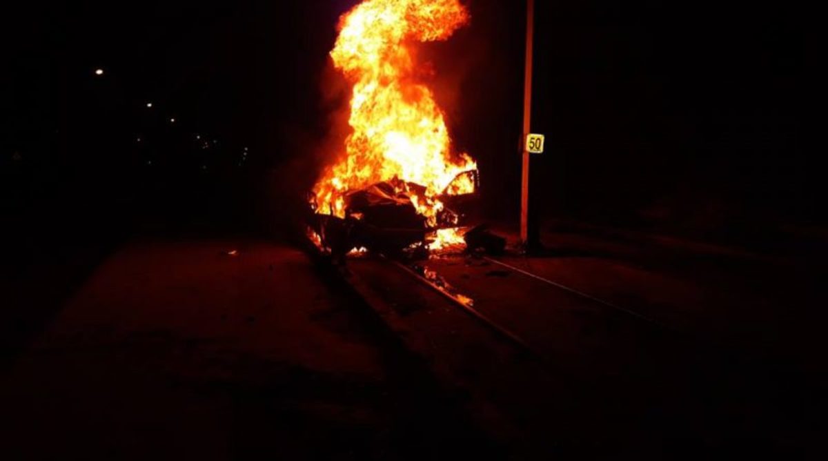 Τρομακτικό τροχαίο στη Βούλα: Πολυτελές αυτοκίνητο καρφώθηκε σε κολόνα και κατακάηκε – video