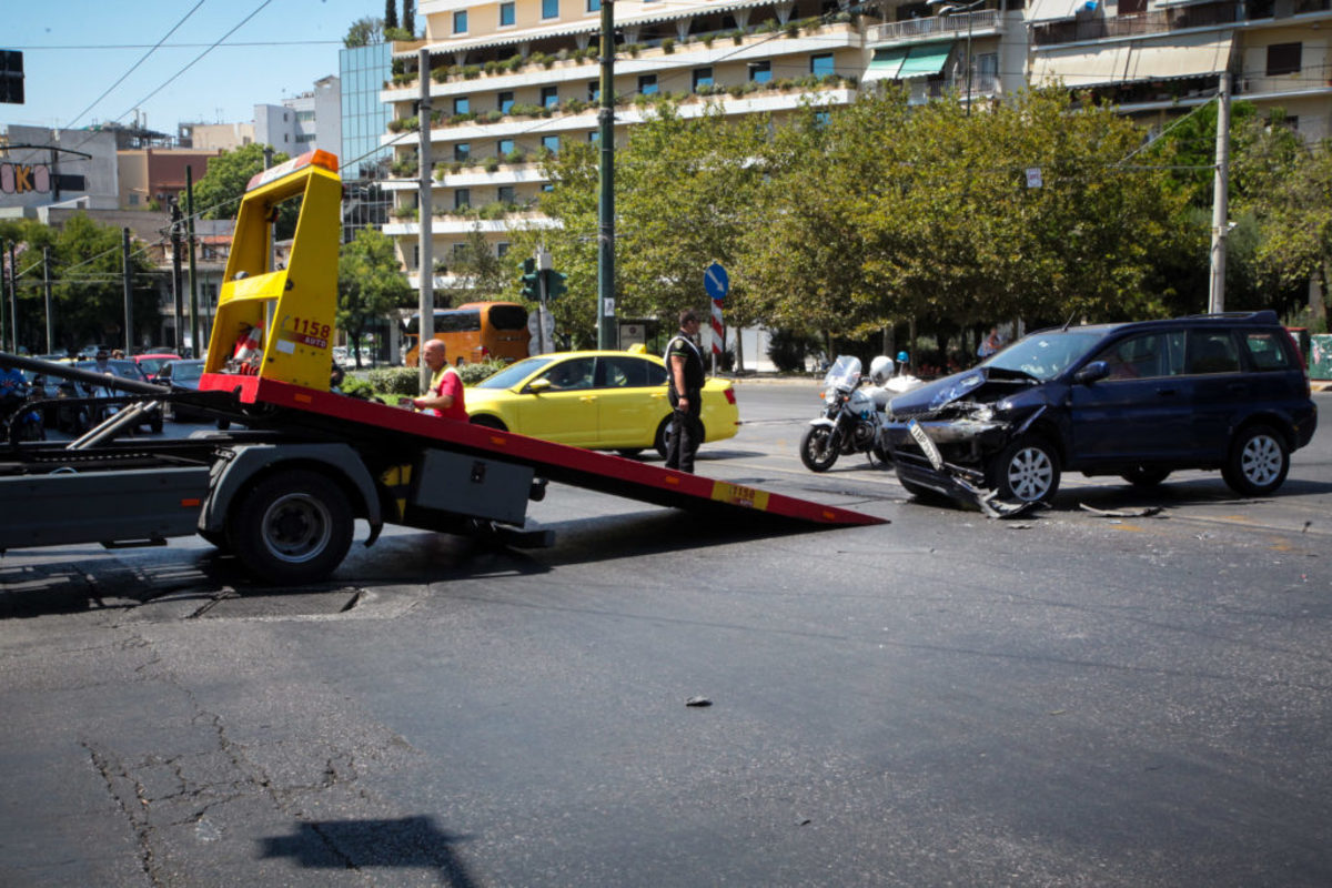 Σύγκρουση Ι.Χ με ασθενοφόρο στο κέντρο της Αθήνας [pics]