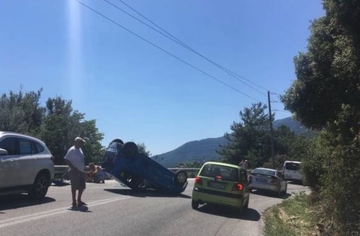 Απίστευτο τροχαίο στη Θάσο – Αναποδογύρισε αυτοκίνητο μετά από σύγκρουση δύο ΙΧ