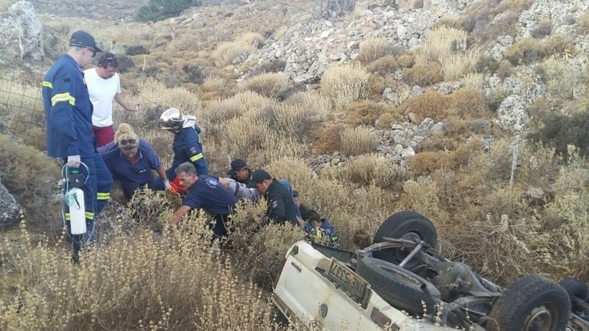 Χανιά: Πάτησε φρένο και βρέθηκε σε χαντάκι – Ο δραματικός απεγκλωβισμός του οδηγού [pics]