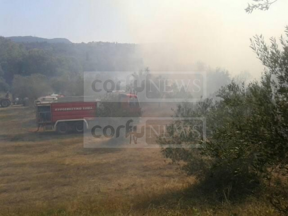 Φωτιά στην Κέρκυρα: Εκκενώθηκε το χωριό Ραχτάδες