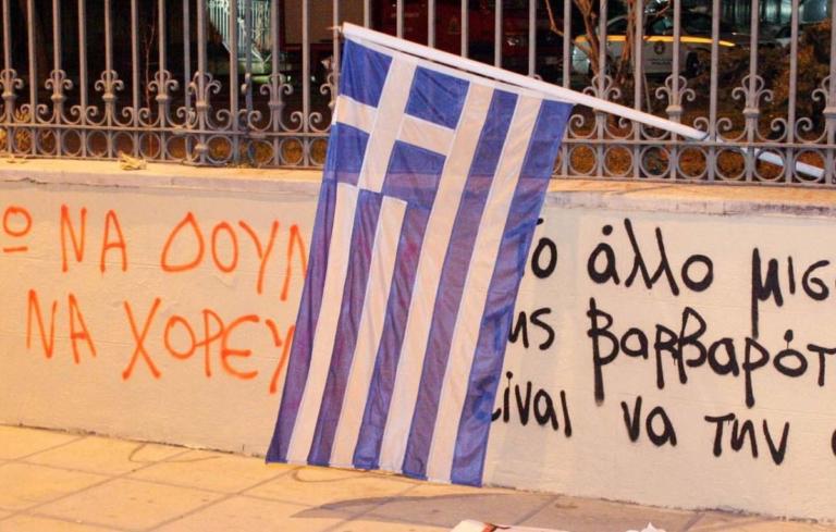 Μυτιλήνη: Άγριο ξύλο για τη μεγάλη ελληνική σημαία που ζωγράφιζαν – Οι πρώτες προσαγωγές!