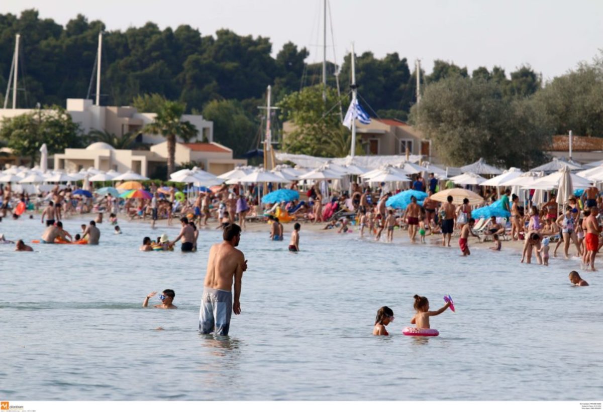Χαλκιδική: Όλοι οι δρόμοι οδηγούν στις παραλίες – Αυξημένη η κίνηση στους δρόμους!
