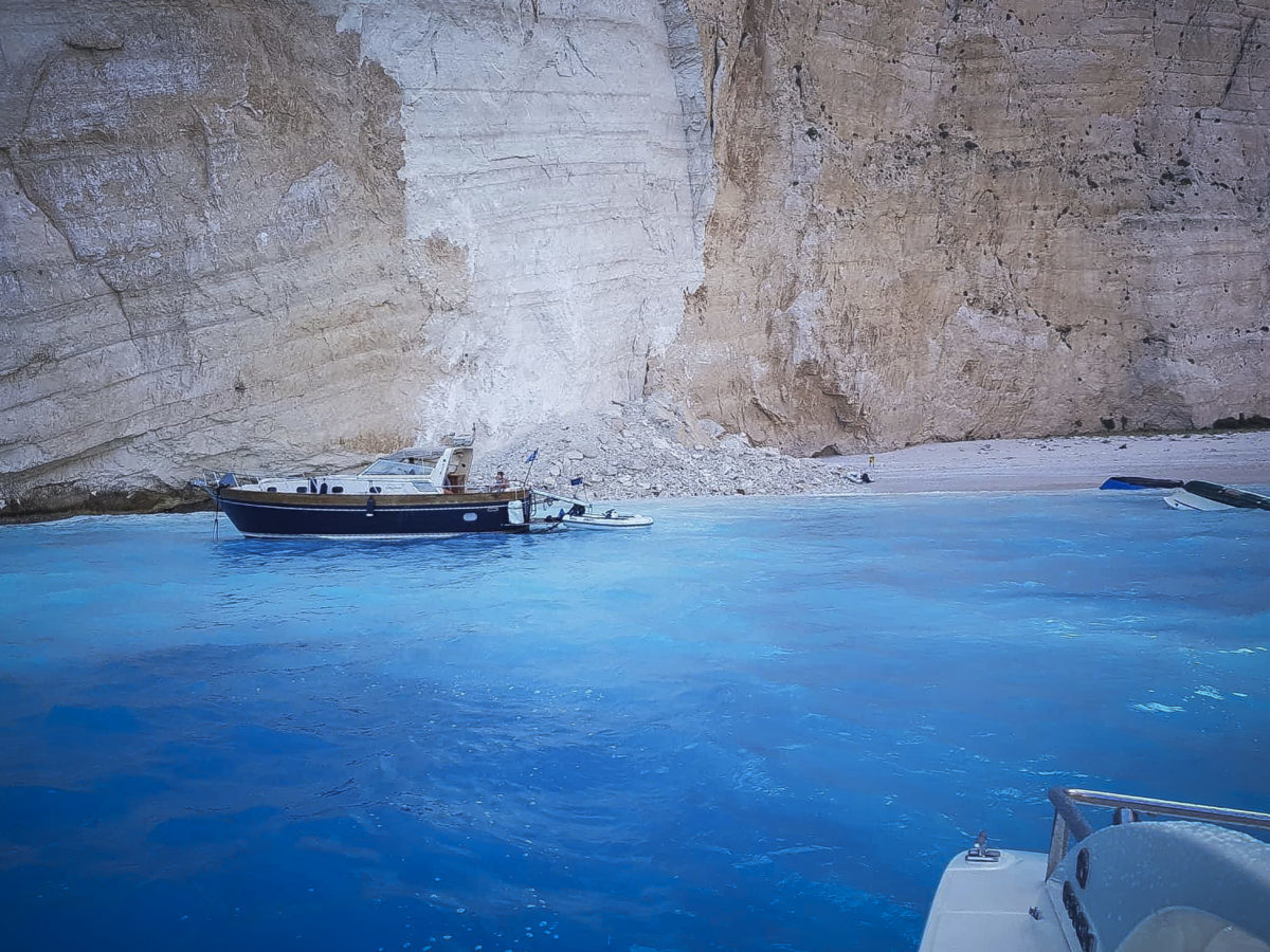 Κραυγή αγωνίας για το “Ναυάγιο” μία ημέρα μετά την τρομακτική κατολίσθηση – “Κλειστή” η παραλία