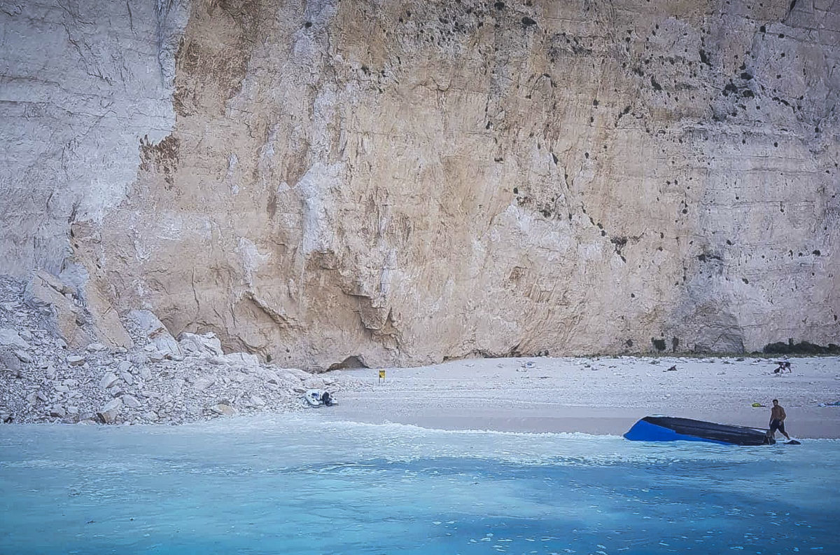 “Ναυάγιο”: Η αυτοψία στη ακτή της Ζακύνθου και η απαγόρευση από ξηρά και θάλασσα
