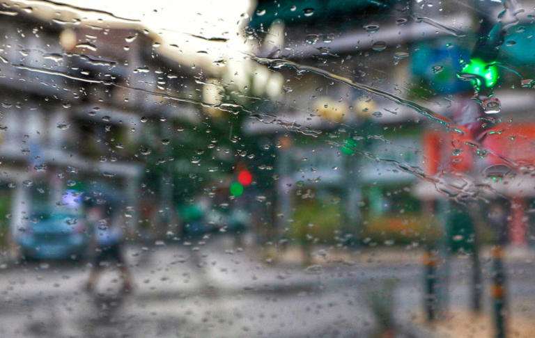 Καιρός: Βροχές και καταιγίδες – Πέφτει αισθητά το θερμόμετρο