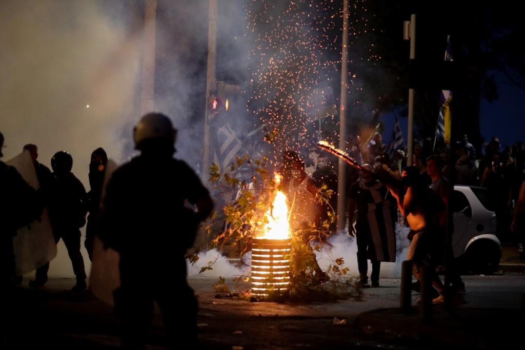 ΔΕΘ: Μέσα αποθέωση, έξω “πόλεμος”! Άγρια επεισόδια με ακροδεξιούς στο κέντρο της Θεσσαλονίκης – video