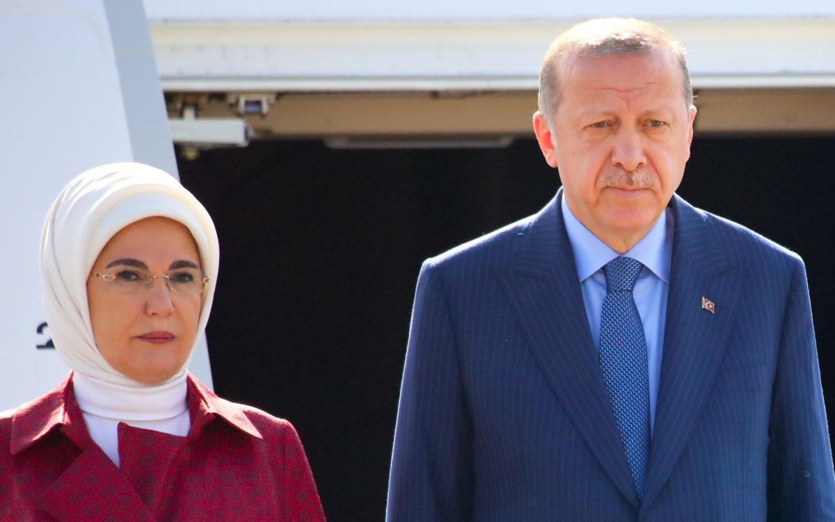 Ερντογάν και Εμινέ επισκέφθηκαν φτωχή οικογένεια στην Κωνσταντινούπολη – Χωρίς παπούτσια στο δείπνο ο Τούρκος πρόεδρος