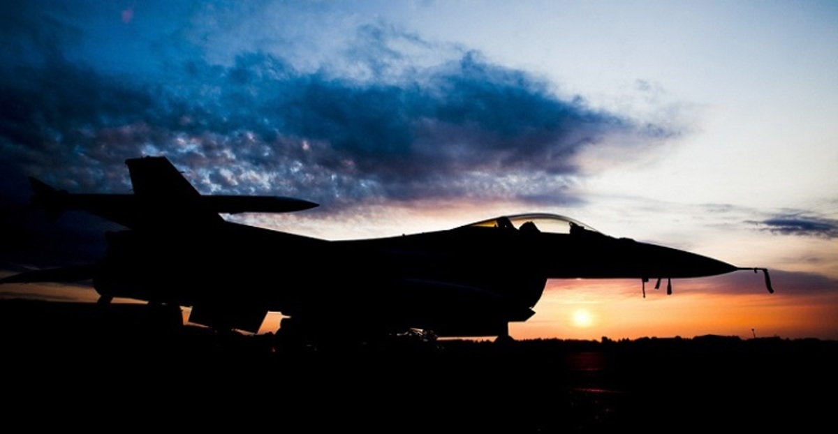 C-17, F-16 και άλλα αεροσκάφη σε απίστευτους ελιγμούς που κόβουν την ανάσα! [vid]