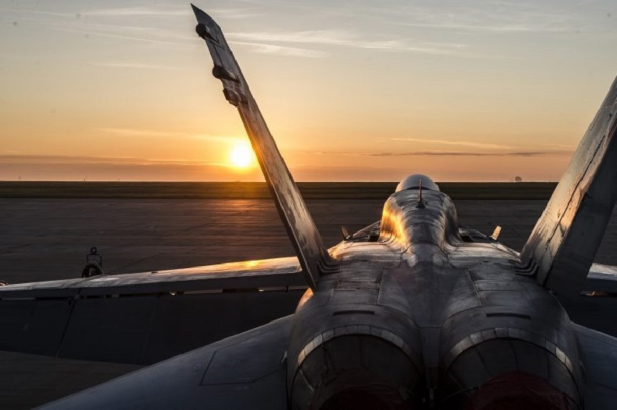 Πως θα ήταν σήμερα η ΠΑ αν είχε αποκτήσει F-18 αντί F-16/Mirage 2000 [pics]