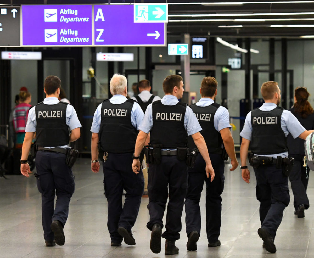 Σε διαθεσιμότητα δύο αστυνομικοί – Φώναζαν ρατσιστικά συνθήματα και χαιρετούσαν ναζιστικά!