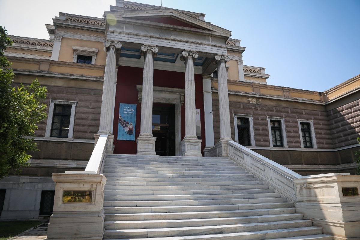 Τους λόγους που ράντιζαν σπάνια εκθέματα στα Μουσεία αποκάλυψαν στην Αστυνομία οι δύο γυναίκες!