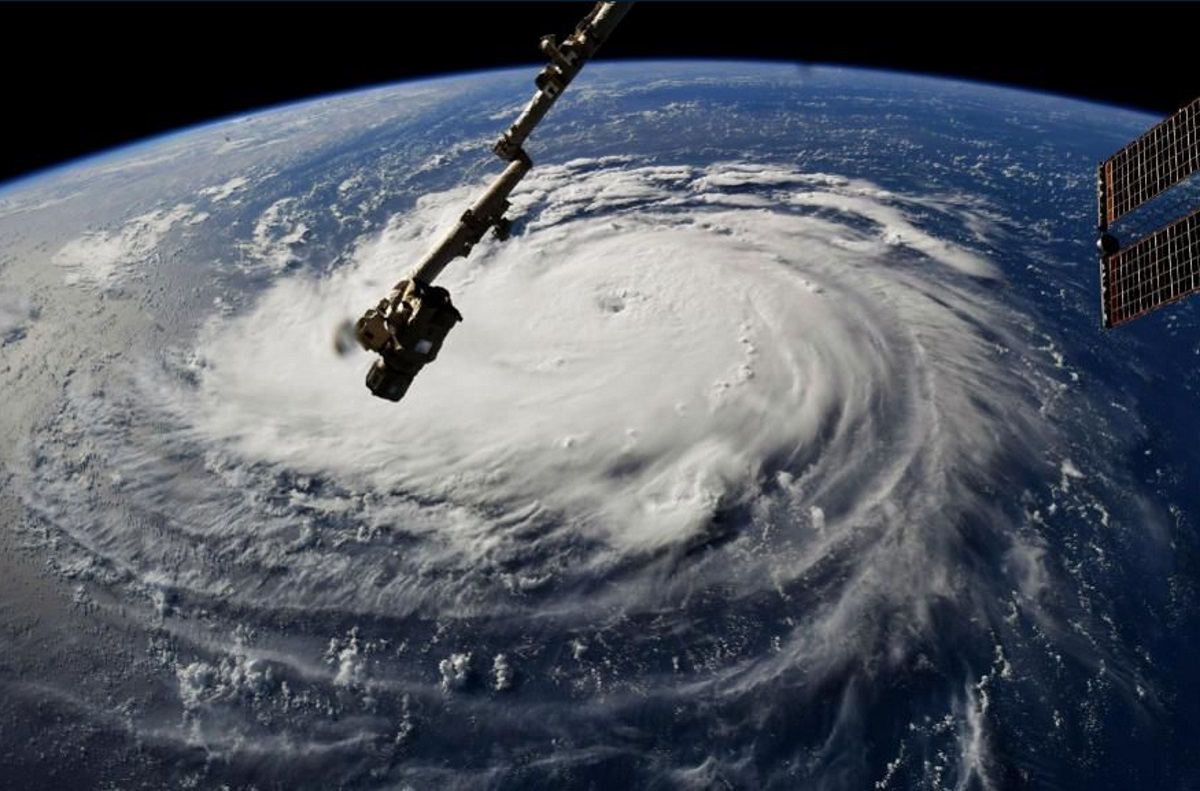 “Μποτιλιάρισμα” πάνω από τον Ατλαντικό! Ο τυφώνας Φλόρενς φέρνει και παρέα!