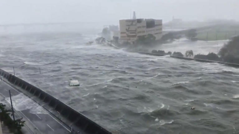 Ιαπωνία: Νεκροί από το πέρασμα τρομερού τυφώνα – Πλοίο τσακίζεται σε αερογέφυρα – video [pics]