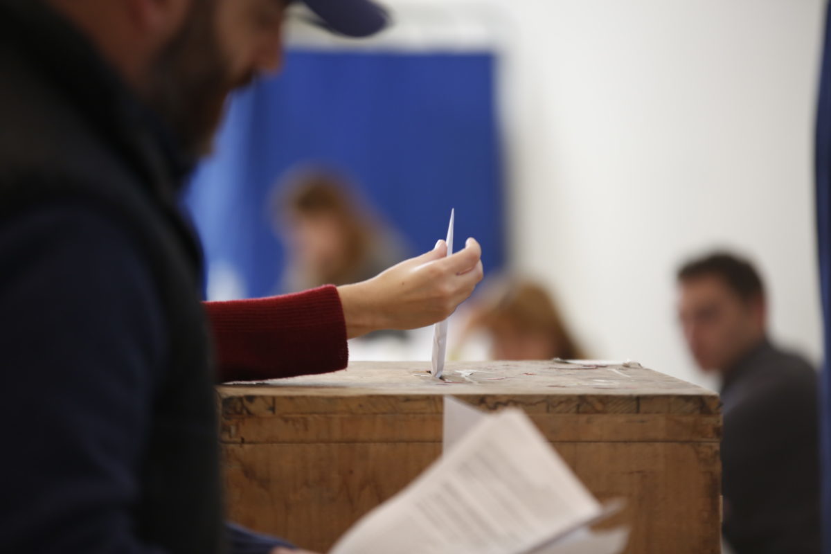 Δημοσκόπηση βγάζει ντέρμπι στις εκλογές – Κλείνει η ψαλίδα – Τρίτο κόμμα οι αναποφάσιστοι