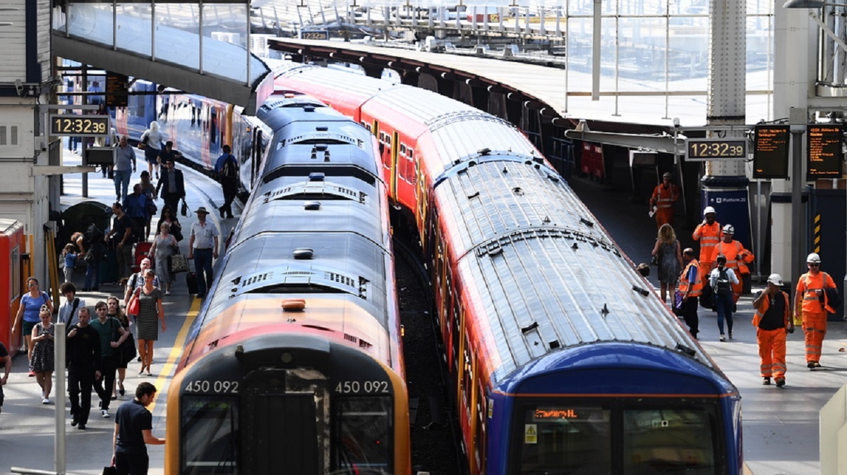 Βρετανία: Η μεγαλύτερη απεργία σιδηροδρομικών εδώ και 30 χρόνια φέρνει χάος στις μετακινήσεις