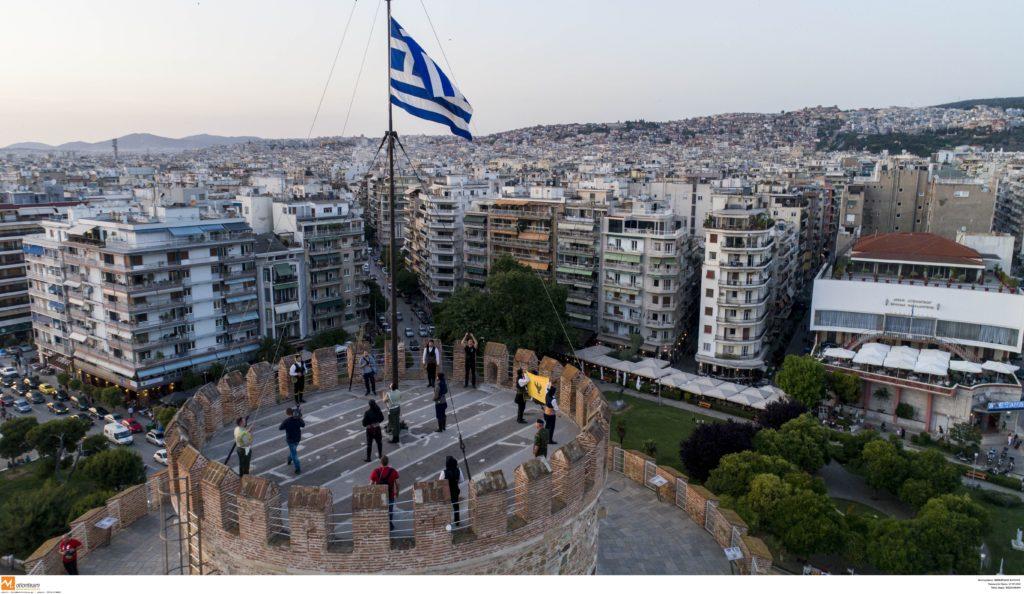 “Αστεράτη”… γίνεται η Θεσσαλονίκη – Χρωματίζεται με λευκά, κόκκινα και μπλε αστέρια!