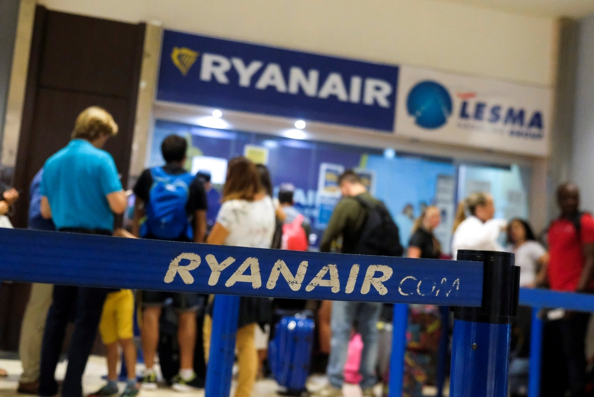 Ryanair: Ταλαιπωρία για πάνω από 40.000 επιβάτες – Καθηλωμένα αεροπλάνα σε 7 χώρες