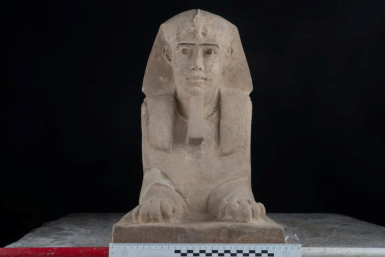 Δέος! Ανακάλυψαν μία Σφίγγα μέσα σε ναό στην Αίγυπτο [pics]