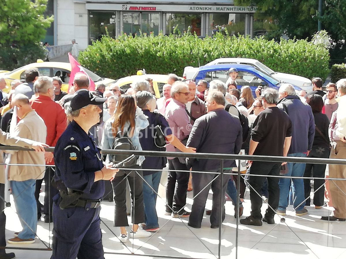 Γλέζος και υποστηρικτές της ΛΑΕ στη ΓΑΔΑ υπέρ Λαφαζάνη