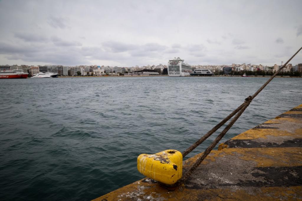 Σύγκρουση πλοίων στο αγκυροβόλιο του Πειραιά!