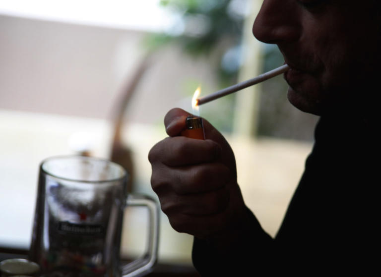 Το κάπνισμα αυξάνει τον κίνδυνο Αλτσχάιμερ στους άνδρες