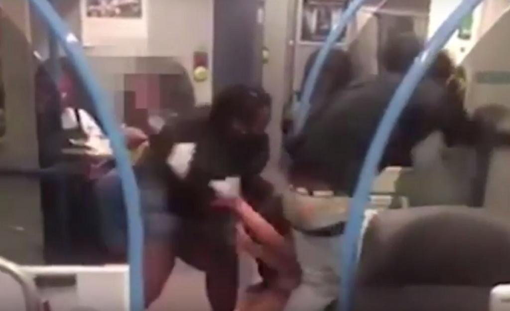 Πλακώθηκαν μέσα σε βαγόνι του μετρό για ένα σάντουιτς! – video